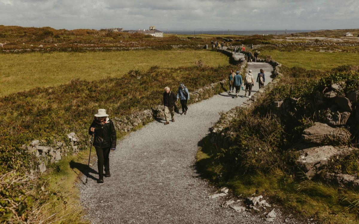 persona caminando en silencio durante una escapada rural