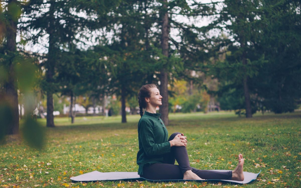 Yoga terapéutico y masaje para prevenir el dolor de espalda