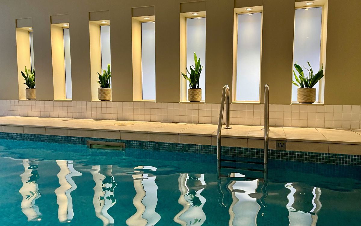 Piscina para los beneficios de la talasoterapia con chorros de agua marina