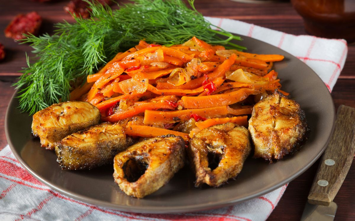 Plato equilibrado con proteína y verduras para definición corporal